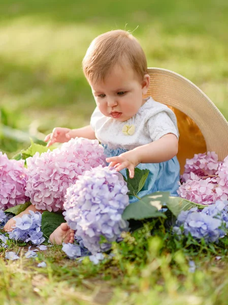 Retrato de niña al aire libre en verano — Foto de Stock