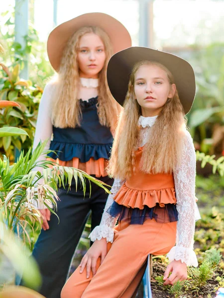 Portrait Two Girls Girlfriends Summer Nature — Stock Photo, Image