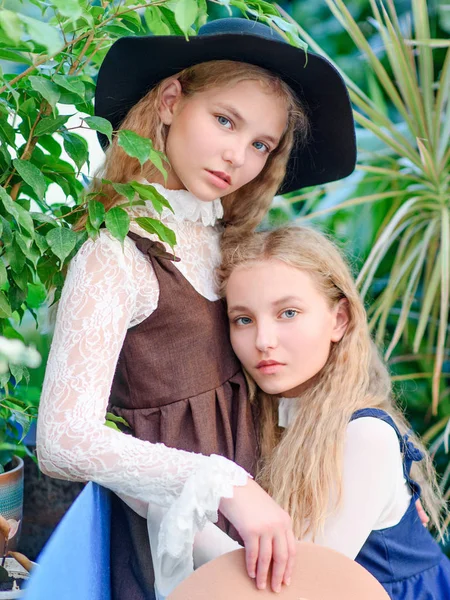 Portret Van Twee Meisjes Van Vriendinnen Een Zomer Aard — Stockfoto