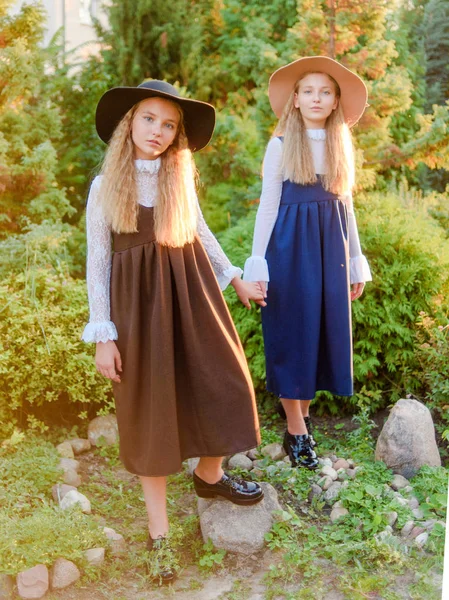 Portrait Deux Filles Copines Sur Une Nature Estivale — Photo