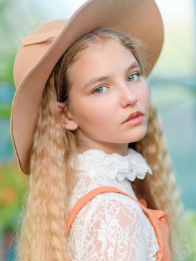Yazın açık havada küçük bir kızın portresi.