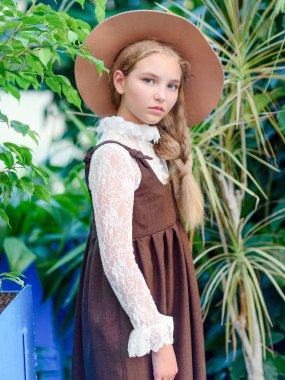 Yazın açık havada küçük bir kızın portresi.