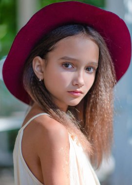 Yazın açık havada küçük bir kızın portresi.