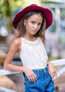 Yazın açık havada küçük bir kızın portresi.