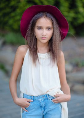 Yazın açık havada küçük bir kızın portresi.