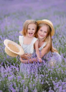 Lavanta alanında iki kız kardeş portresi