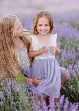 Lavanta alanında iki kız kardeş portresi