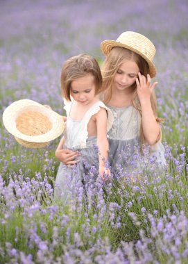 bir yaz doğa üzerindeki Girlfriends iki kız portresi