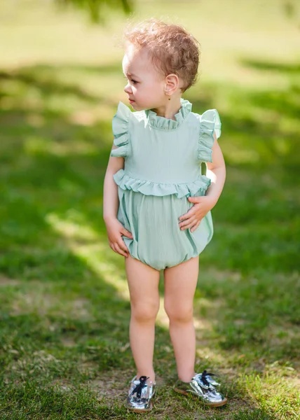 Porträt Eines Kleinen Mädchens Sommer — Stockfoto