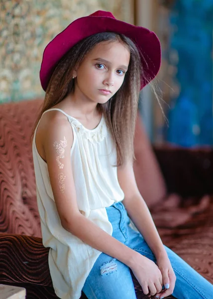 Portret Van Klein Meisje Buiten Zomer — Stockfoto