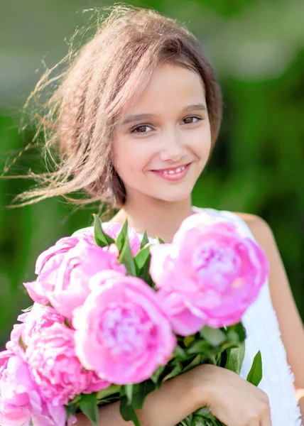 Portret Dziewczynki Świeżym Powietrzu Lecie — Zdjęcie stockowe