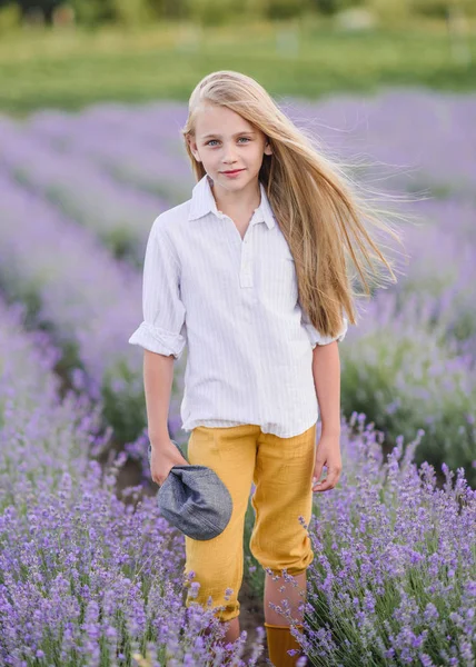 Portret Van Klein Meisje Buiten Zomer — Stockfoto