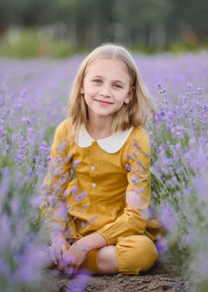 Portret Van Klein Meisje Buiten Zomer — Stockfoto