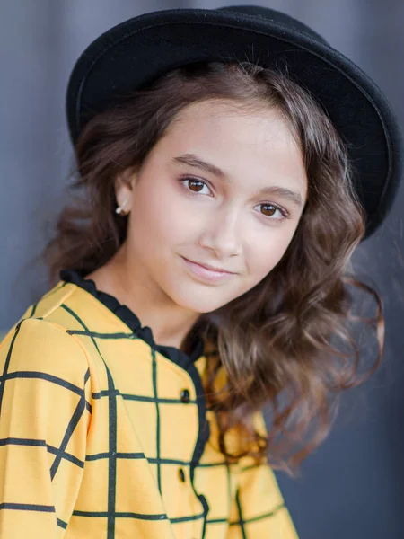 Portret Van Klein Meisje Buiten Zomer — Stockfoto