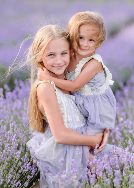 Portret Van Twee Zussen Een Lavendel Veld — Stockfoto