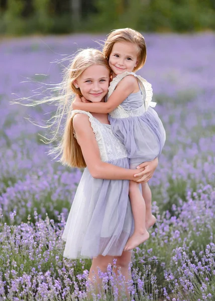 Portret Van Twee Zussen Een Lavendel Veld — Stockfoto