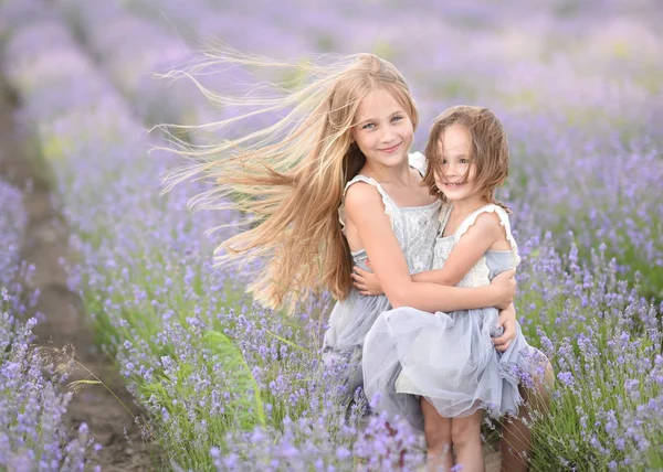 夏の自然上の恋人の二人の少女の肖像画 — ストック写真