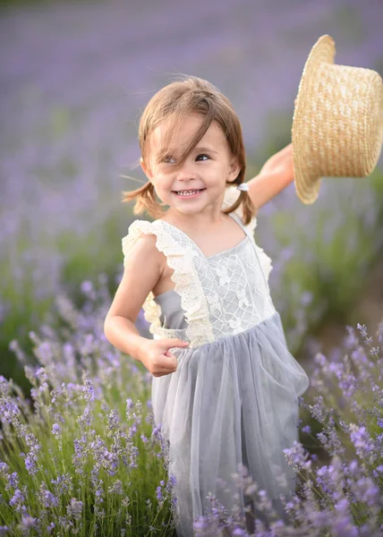 Portret Van Klein Meisje Buiten Zomer — Stockfoto