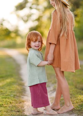 bir oğlan ve kız yaz aylarında portre