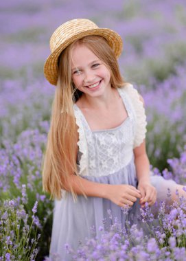 Yazın açık havada küçük bir kızın portresi.