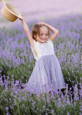 Yazın açık havada küçük bir kızın portresi.