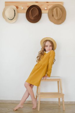 Yazın açık havada küçük bir kızın portresi.