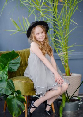 Yazın açık havada küçük bir kızın portresi.