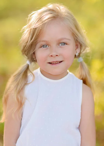 Retrato Niña Aire Libre Verano —  Fotos de Stock