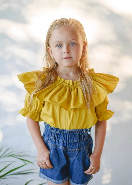 Porträt Eines Kleinen Mädchens Sommer — Stockfoto