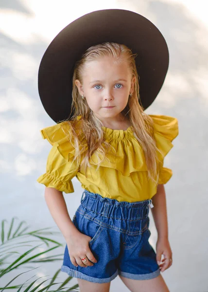Portré Kislányról Szabadban Nyáron — Stock Fotó