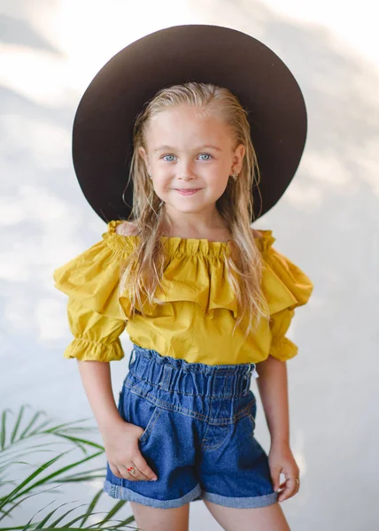 Porträt Eines Kleinen Mädchens Sommer — Stockfoto