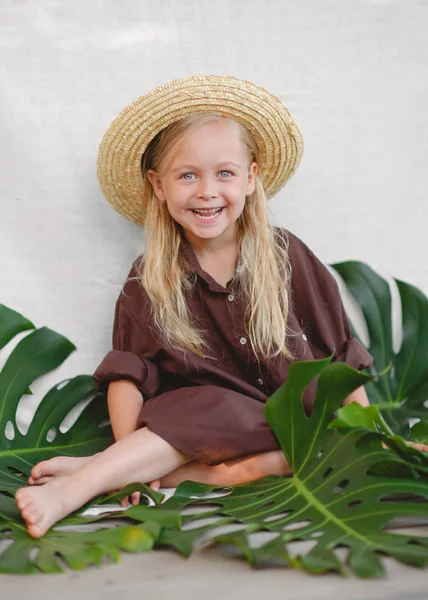 Porträt Eines Kleinen Mädchens Sommer — Stockfoto