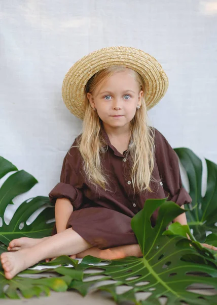 Portret Van Klein Meisje Buiten Zomer — Stockfoto