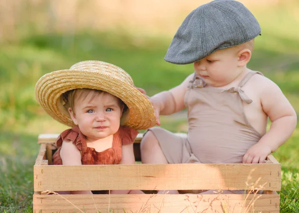 Porträtt Pojke Och Flicka Sommar — Stockfoto