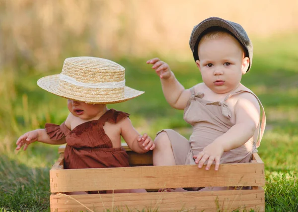 Retrato Niño Una Niña Verano — Foto de Stock