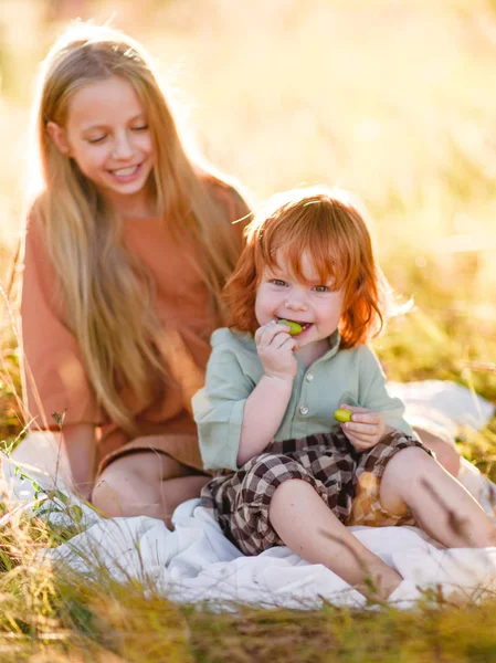 Portret Van Een Jongen Meisje Zomer — Stockfoto