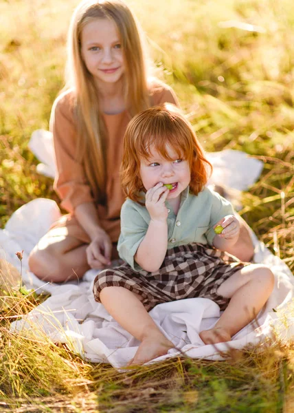 Retrato Niño Una Niña Verano —  Fotos de Stock