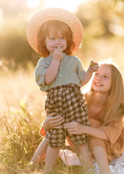 Porträtt Pojke Och Flicka Sommar — Stockfoto