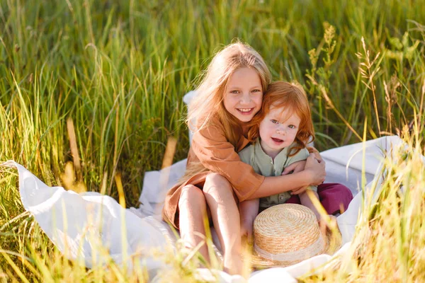 Porträtt Pojke Och Flicka Sommar — Stockfoto