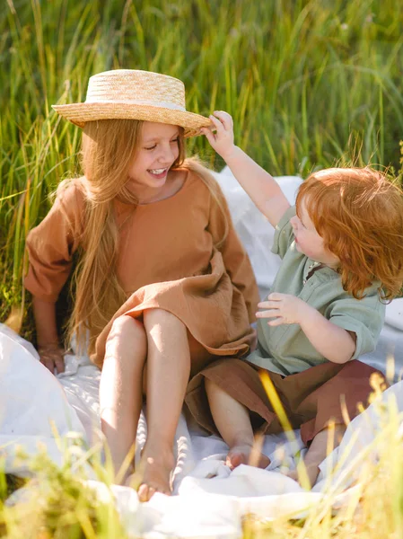 Porträtt Pojke Och Flicka Sommar — Stockfoto