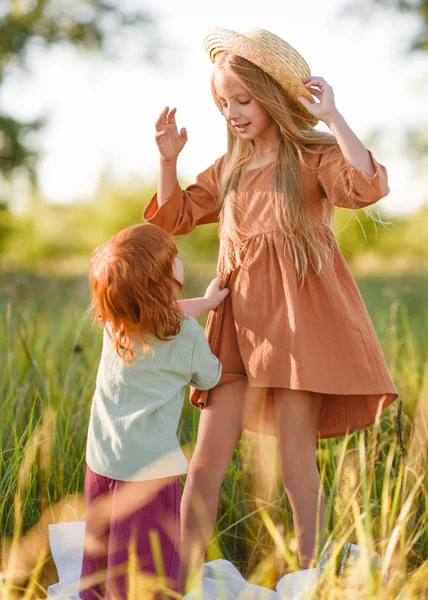 Porträtt Pojke Och Flicka Sommar — Stockfoto