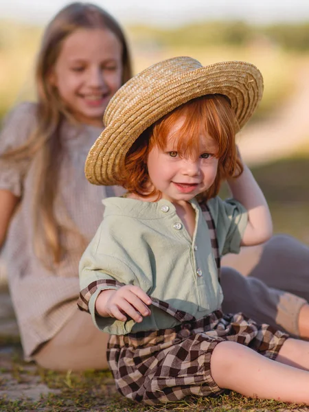 Porträtt Pojke Och Flicka Sommar — Stockfoto