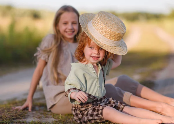 Porträtt Pojke Och Flicka Sommar — Stockfoto