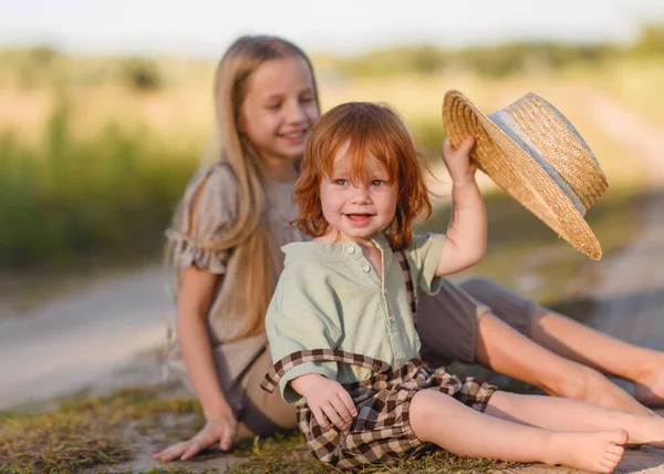 Porträtt Pojke Och Flicka Sommar — Stockfoto