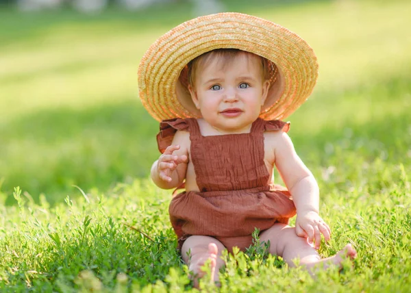 夏の屋外での少女の肖像画 — ストック写真