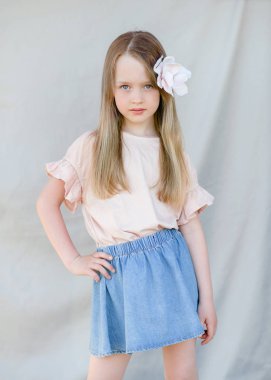 Yazın açık havada küçük bir kızın portresi.