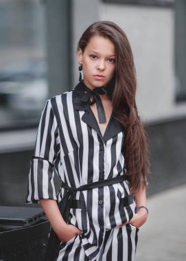 Yazın açık havada küçük bir kızın portresi.