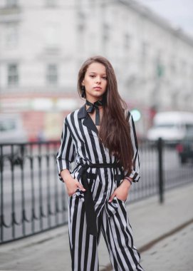 Yazın açık havada küçük bir kızın portresi.