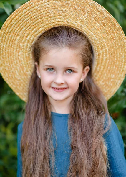 Portret Van Klein Meisje Buiten Zomer — Stockfoto