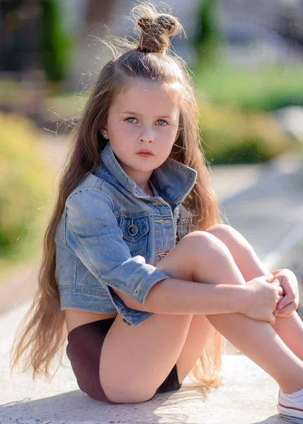 Portret Van Klein Meisje Buiten Zomer — Stockfoto